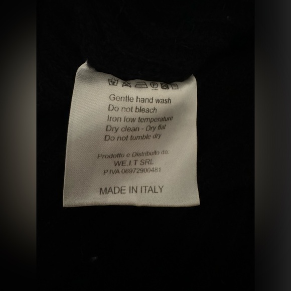 A very fine v neck cashmere sweater by Andrea Rosati - Picture 4 of 5